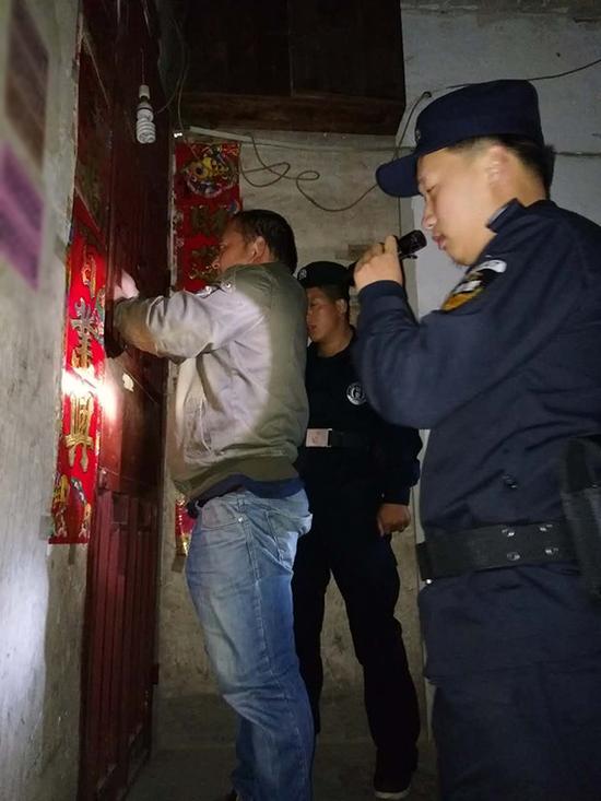 清远粗心妈妈误将幼女锁家中 